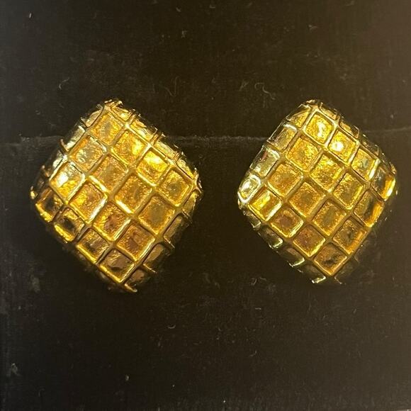 Chanel Quilted "Matelassé" 24k Gold Plated Clip-On Earrings Original Box - Picture 2 of 12